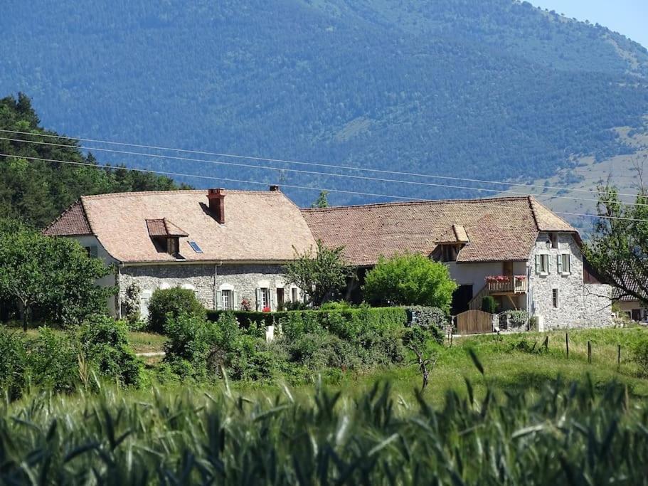 Gite De Charme : La Grange Au Lac Azur Treffort  エクステリア 写真